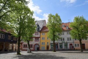 Blick über den Marktplatz mit historischen Häusern