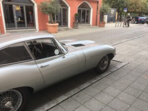 Der elegante Sportwagen vor historischer Fassade in der Innenstadt