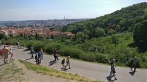 Wanderweg mit Blick über Prag