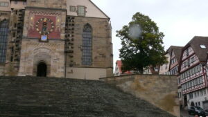 Kirche und Fachwerk im Hintergrund