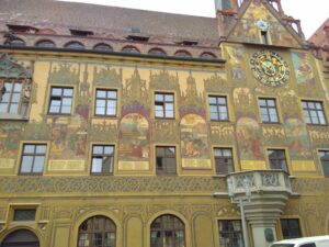 Die astronomische Uhr an der bemalten Fassade des Ulmer Rathauses