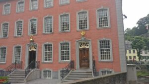Historisches Kaufmannshaus mit rosafarbener Fassade