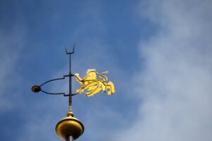 Die Spitze des Rathauses mit goldener Wetterfahne