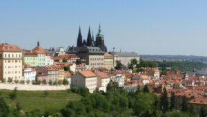 Veitsdom und Prager Burg über den Dächern