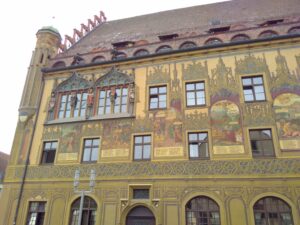 Detailansicht der kunstvollen Malereien am Ulmer Rathaus
