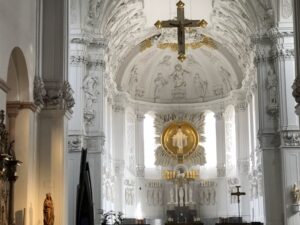 Im Inneren des Würzburger Doms mit Blick durch das Kirchenschiff