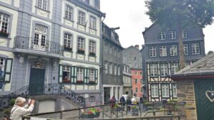 Bunte historische Fassaden entlang der Gasse
