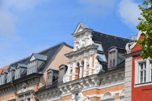 Verzierte Giebel an einem Gebäude in der Innenstadt