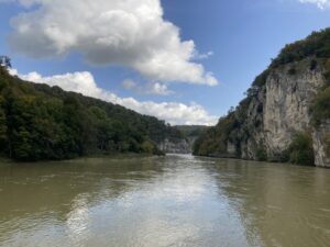 Felswände entlang des Flusses