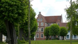 Ein Haus mit holländischem Giebel