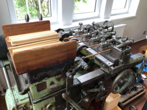 Grün lackierte Maschine mit Riemenantrieb zur Griffelherstellung