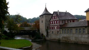 Fluss und historische Bebauung