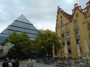 Die moderne Glaspyramide der Ulmer Stadtbibliothek neben historischen Gebäuden