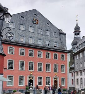 Fassade des Roten Hauses und Zwiebelturm im Hintergrund