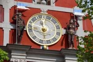Die kunstvolle Uhr am Arnstädter Rathaus