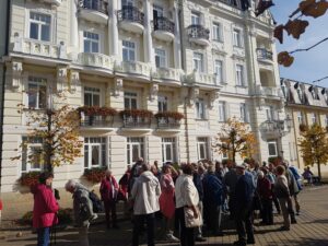 Sammelplatz der Reisegruppe
