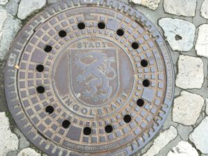 Gullydeckel mit dem heraldischen Löwen im Stadtwappen von Ingolstadt
