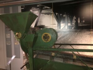 Historisches Sieb und technische Anlage aus der Bierherstellung