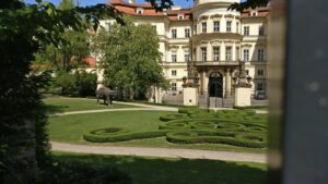 Gepflegte Rasenflächen vor Palastfassade