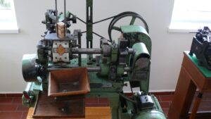 Historische Metallbearbeitungsmaschine in grüner Lackierung