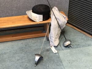 Fechtmaske, Jacke und Degen