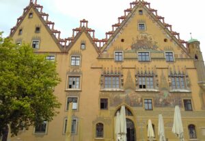 Ein prächtiges historisches Gebäude mit markanten Treppengiebeln in der Ulmer Altstadt