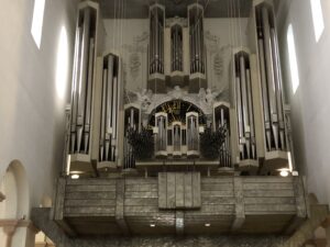 Weitere Ansicht der großen Orgel im Würzburger Dom