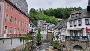 Fachwerkhäuser entlang der Rur, Burgruine auf dem Hügel