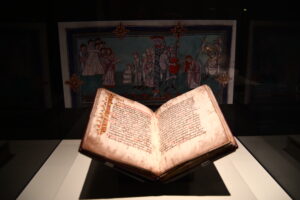 Aufgeschlagenes historisches Buch in der Ausstellung