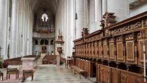 Kunstvoll geschnitztes Chorgestühl im Liebfraumünster