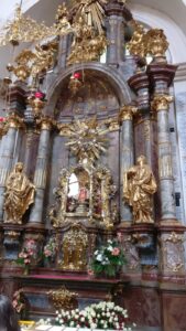 Vergoldeter Altaraufsatz mit Figuren