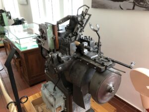 Ausgestellte Werkzeugmaschine mit museal aufbereiteter Umgebung