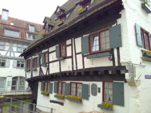 Ein langgestrecktes Fachwerkhaus im Fischer- und Gerberviertel