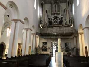 Blick zurück durch das Kirchenschiff des Würzburger Doms