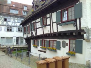 Historische Häuser entlang der kleinen Blau im Ulmer Fischerviertel