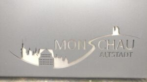 Metallschild mit Stadtsilhouette von Monschau