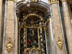 Kunstvolle Malerei im Kirchenschiff