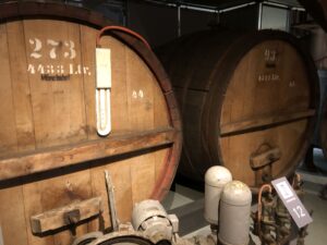Große Bierfässer erinnern an die traditionelle Lagerung des Bieres