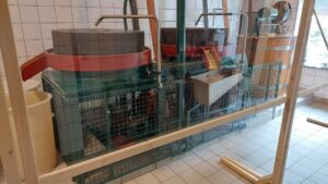 Alte Mahlwerke hinter Glas ausgestellt