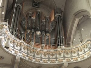 Blick von unten auf die reich verzierte Orgel und Empore