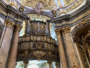 Kunstvolle Verzierungen im Kircheninneren