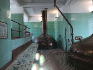 Blick in das historische Brauhaus mit alten Sudkesseln