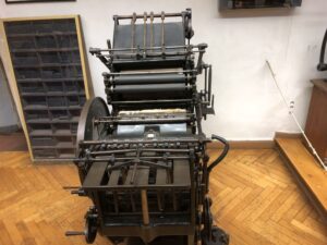 Blick auf einen historischen Druckautomaten