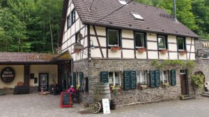 Fachwerkhaus mit Terrasse und Weinfässern