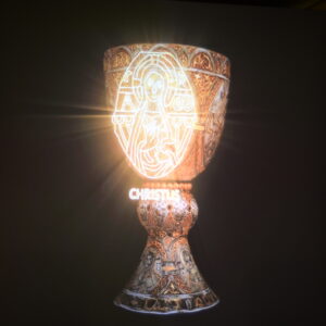 Leuchtend praesentierter Kelch in der Ausstellung