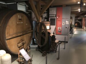 Großes Bierfass und Geräte aus dem Brauereibetrieb