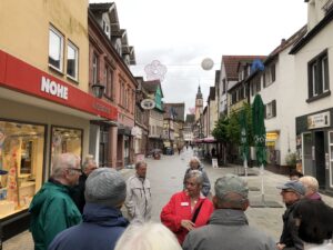 Gästeführerin erklärt die Geschichte der Stadt