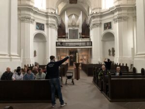 Aufmerksame Zuhörer während der Erläuterungen vor Ort
