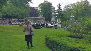 Blasorchester spielt vor Publikum im Grünen