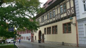 Fachwerkgebäude und Innenhofbereich am Pfarrhof